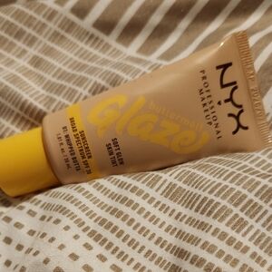 NYX Glaze Buttermilk Soft Glow Foundation